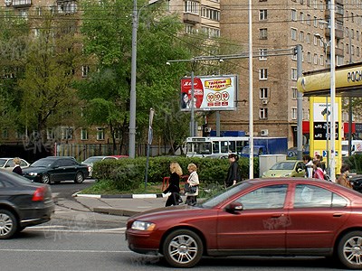 Бутырская ул., д. 1, на газоне
