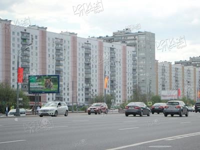 Кутузовский пр-т  (Славянский б-р вл.3), 250 м после съезда на Староможайское ш. Б