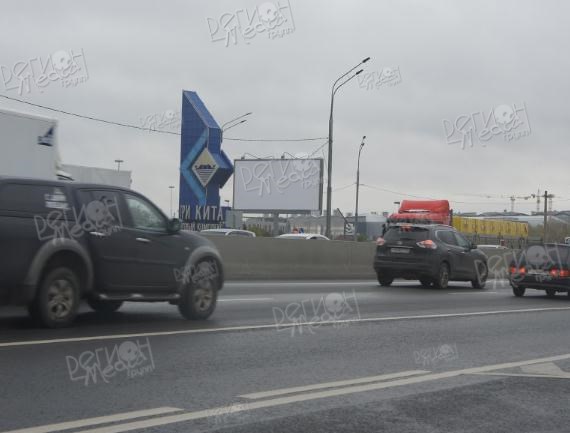 М-1 «Беларусь», 18км+200м  въезд в ТРЦ ТРИ КИТА, левая сторона Б
