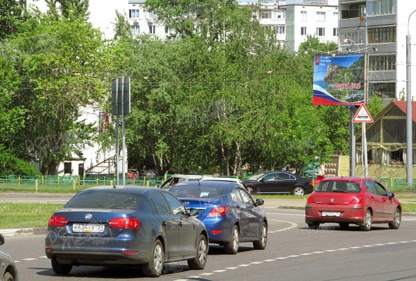 Маршала Катукова улица, дом 21, после пересечения со Строгинским шоссе  магазин ""Перекрёсток"