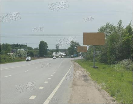 Московское шоссе,левая сторона (пк 2 км+380 м) Стоит паралельно со щитом №15 (право)